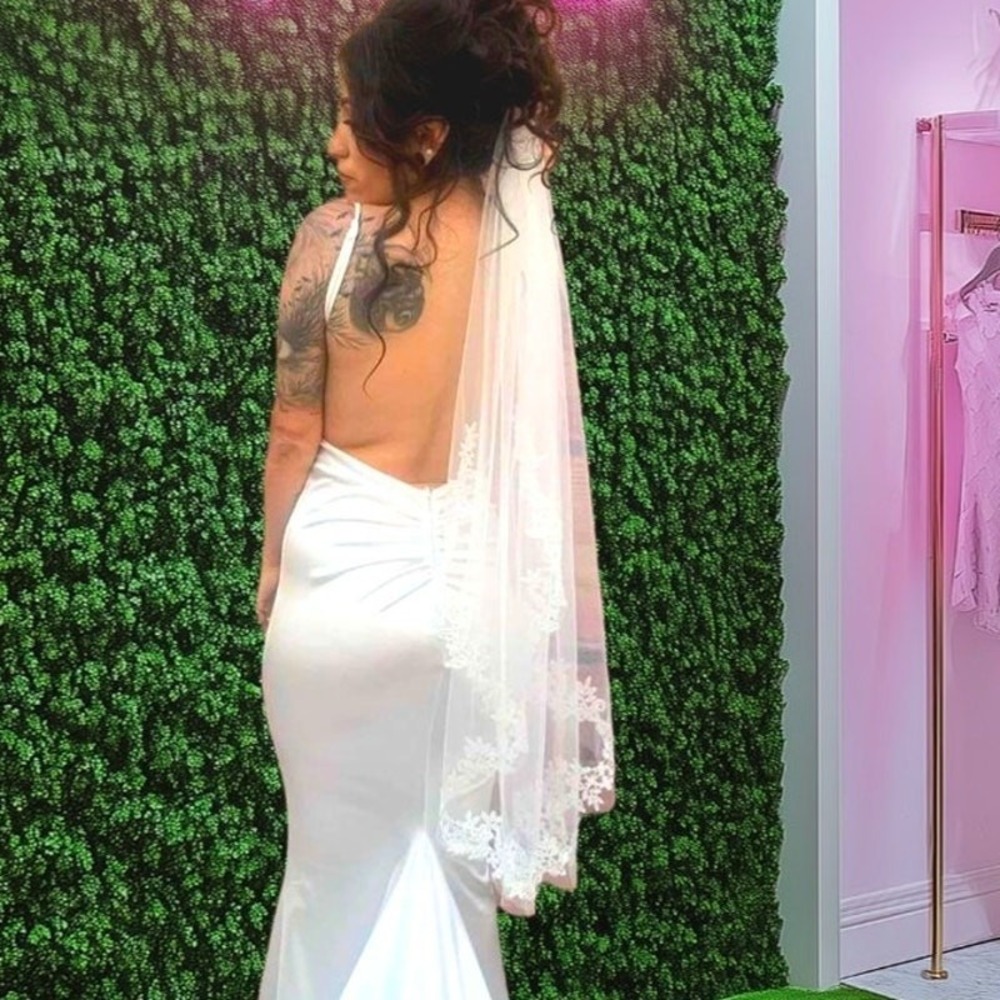 New White Bridal Veil Mesh Floral Laceโ Trimmed Applique Comb Medium Wedding